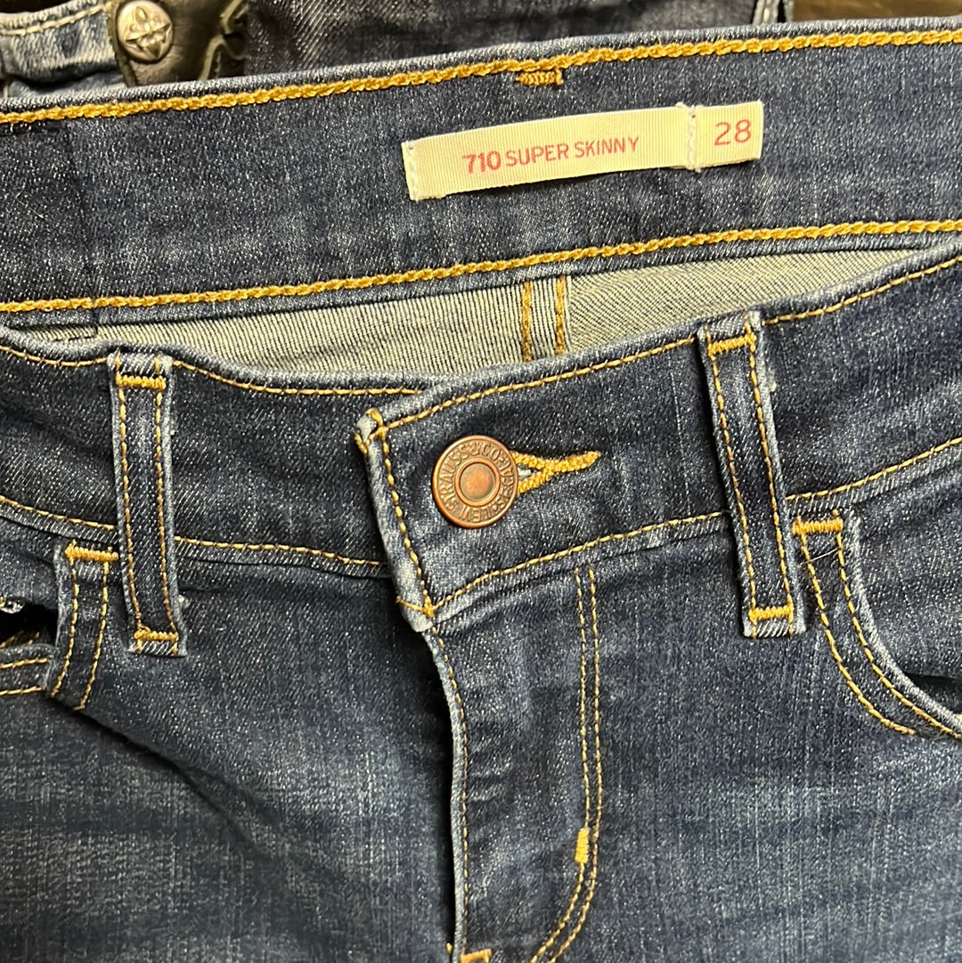 Levi’s 710 Skinny 28