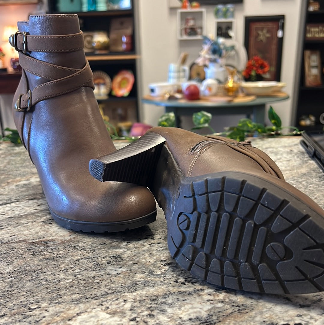Brown Heal Boots 7