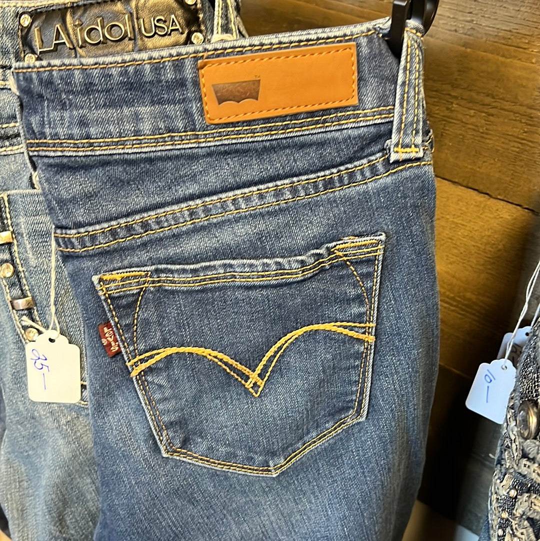 Levi Jeans Sz 28